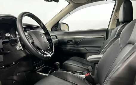 Mitsubishi Outlander III рестайлинг 3, 2019 год, 2 650 000 рублей, 10 фотография