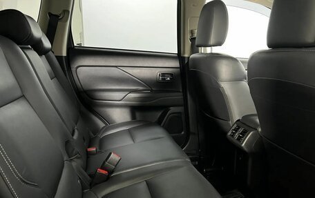 Mitsubishi Outlander III рестайлинг 3, 2019 год, 2 650 000 рублей, 12 фотография