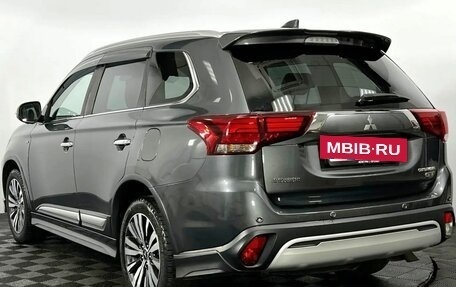 Mitsubishi Outlander III рестайлинг 3, 2019 год, 2 650 000 рублей, 8 фотография