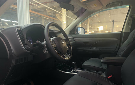 Mitsubishi Outlander III рестайлинг 3, 2019 год, 2 350 000 рублей, 13 фотография