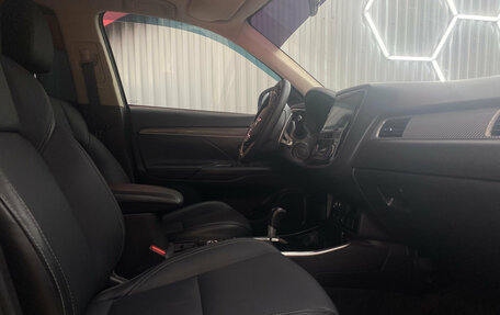 Mitsubishi Outlander III рестайлинг 3, 2019 год, 2 350 000 рублей, 23 фотография