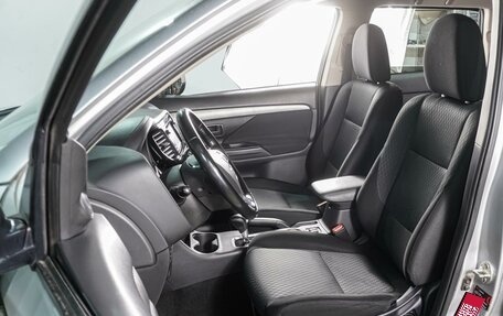 Mitsubishi Outlander III рестайлинг 3, 2015 год, 1 799 000 рублей, 10 фотография