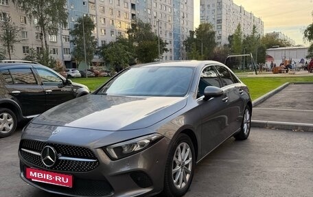 Mercedes-Benz A-Класс, 2019 год, 1 950 000 рублей, 3 фотография
