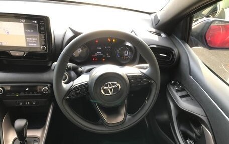 Toyota Yaris, 2023 год, 1 180 000 рублей, 11 фотография