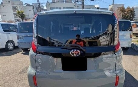 Toyota Sienta, 2023 год, 1 399 000 рублей, 4 фотография