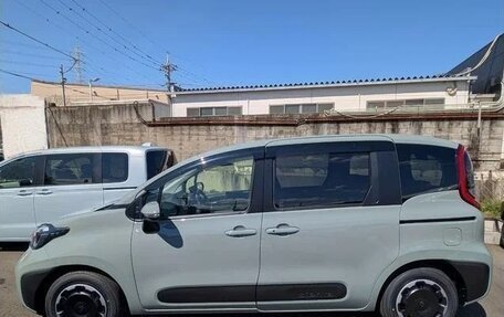 Toyota Sienta, 2023 год, 1 399 000 рублей, 2 фотография