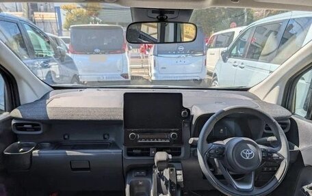 Toyota Sienta, 2023 год, 1 399 000 рублей, 9 фотография