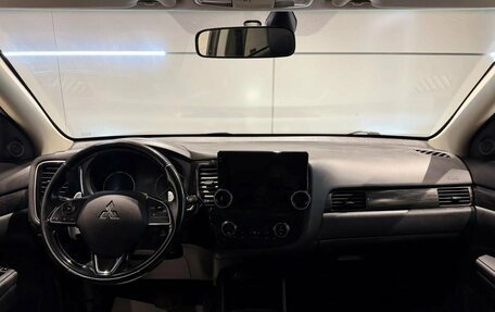 Mitsubishi Outlander III рестайлинг 3, 2015 год, 1 720 000 рублей, 15 фотография