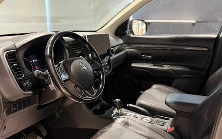 Mitsubishi Outlander III рестайлинг 3, 2015 год, 1 720 000 рублей, 16 фотография
