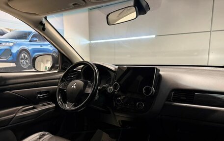 Mitsubishi Outlander III рестайлинг 3, 2015 год, 1 720 000 рублей, 14 фотография