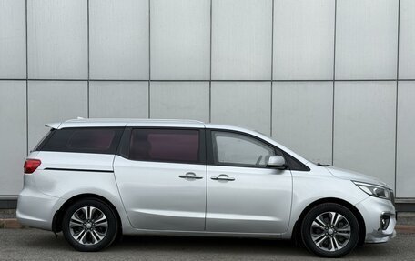 KIA Carnival III, 2018 год, 2 150 000 рублей, 4 фотография