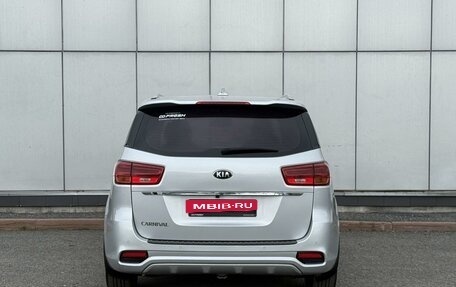 KIA Carnival III, 2018 год, 2 150 000 рублей, 3 фотография