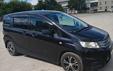 Honda Freed I, 2011 год, 800 000 рублей, 3 фотография
