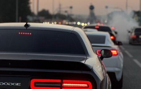Dodge Challenger III рестайлинг 2, 2018 год, 2 000 000 рублей, 2 фотография