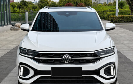 Volkswagen T-Roc I, 2023 год, 1 890 000 рублей, 2 фотография
