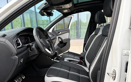 Volkswagen T-Roc I, 2023 год, 1 890 000 рублей, 7 фотография