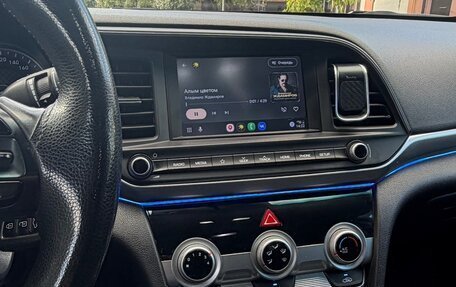 Hyundai Elantra VI рестайлинг, 2019 год, 1 350 000 рублей, 10 фотография