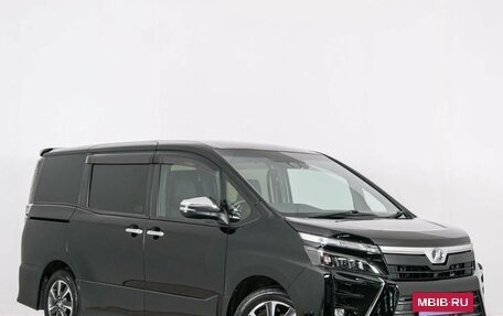 Toyota Voxy III, 2018 год, 1 899 000 рублей, 2 фотография