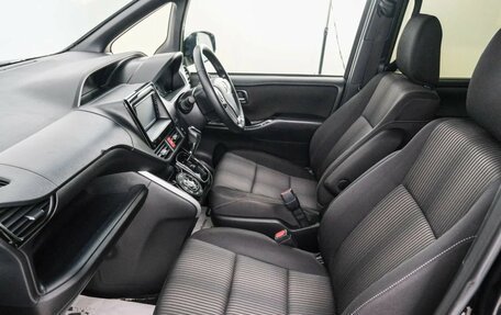 Toyota Voxy III, 2018 год, 1 899 000 рублей, 14 фотография