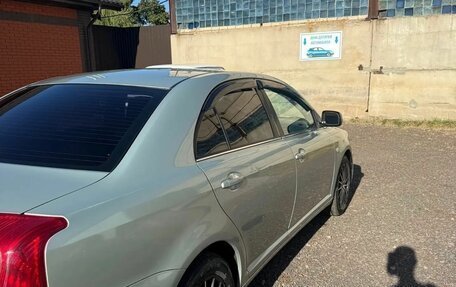 Toyota Avensis III рестайлинг, 2005 год, 690 000 рублей, 2 фотография