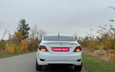 Hyundai Solaris II рестайлинг, 2013 год, 800 000 рублей, 5 фотография