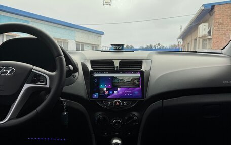 Hyundai Solaris II рестайлинг, 2013 год, 800 000 рублей, 29 фотография