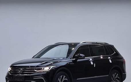 Volkswagen Tiguan II, 2022 год, 2 800 000 рублей, 1 фотография