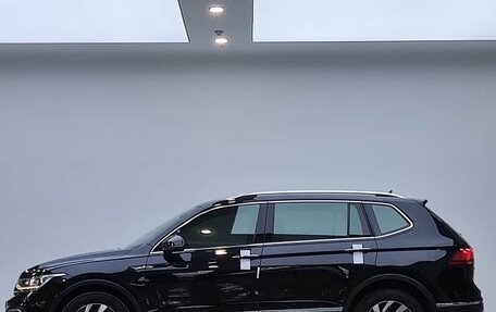 Volkswagen Tiguan II, 2022 год, 2 800 000 рублей, 2 фотография