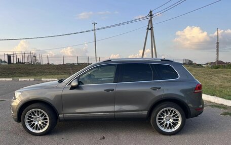 Volkswagen Touareg III, 2011 год, 1 650 000 рублей, 2 фотография