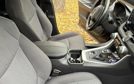 Toyota RAV4, 2021 год, 3 050 000 рублей, 11 фотография