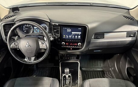 Mitsubishi Outlander III рестайлинг 3, 2021 год, 2 599 800 рублей, 9 фотография