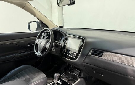 Mitsubishi Outlander III рестайлинг 3, 2021 год, 2 599 800 рублей, 3 фотография