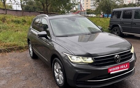 Volkswagen Tiguan II, 2021 год, 2 850 000 рублей, 2 фотография