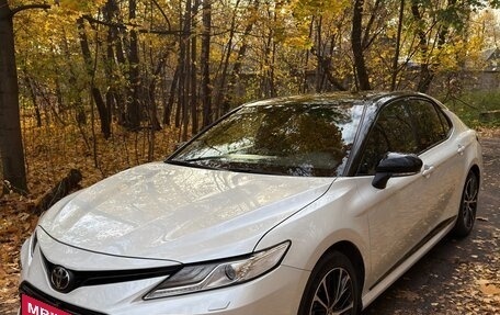 Toyota Camry, 2021 год, 3 900 000 рублей, 2 фотография