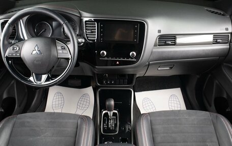 Mitsubishi Outlander III рестайлинг 3, 2021 год, 2 649 000 рублей, 8 фотография