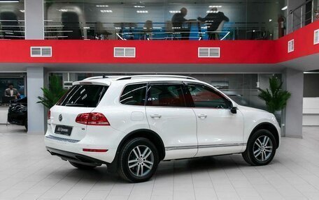Volkswagen Touareg III, 2011 год, 1 850 000 рублей, 2 фотография