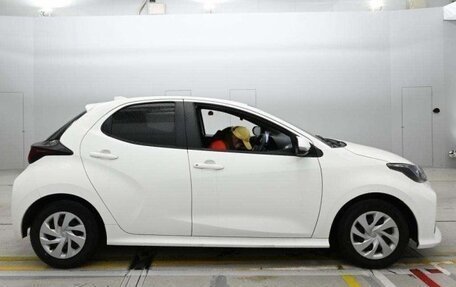 Toyota Yaris XP150 рестайлинг, 2022 год, 780 000 рублей, 4 фотография