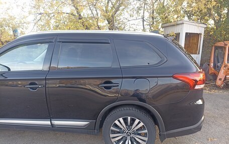 Mitsubishi Outlander III рестайлинг 3, 2020 год, 2 100 000 рублей, 10 фотография