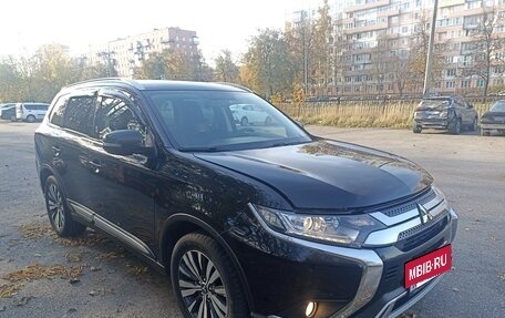Mitsubishi Outlander III рестайлинг 3, 2020 год, 2 100 000 рублей, 3 фотография