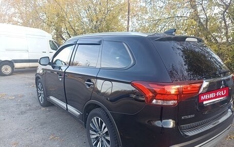 Mitsubishi Outlander III рестайлинг 3, 2020 год, 2 100 000 рублей, 9 фотография