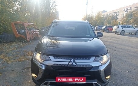 Mitsubishi Outlander III рестайлинг 3, 2020 год, 2 100 000 рублей, 2 фотография