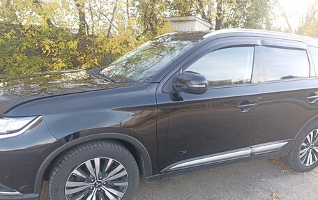 Mitsubishi Outlander III рестайлинг 3, 2020 год, 2 100 000 рублей, 12 фотография