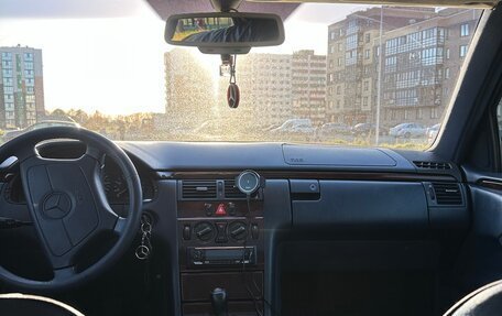 Mercedes-Benz E-Класс, 1995 год, 510 000 рублей, 9 фотография