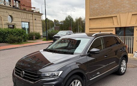 Volkswagen T-Roc I, 2022 год, 1 880 000 рублей, 3 фотография