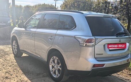 Mitsubishi Outlander III рестайлинг 3, 2013 год, 1 330 000 рублей, 2 фотография