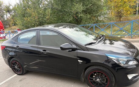 Hyundai Solaris II рестайлинг, 2015 год, 950 000 рублей, 2 фотография