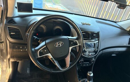 Hyundai Solaris II рестайлинг, 2015 год, 950 000 рублей, 16 фотография