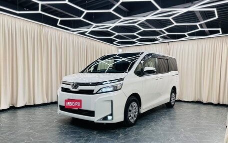 Toyota Voxy III, 2018 год, 2 199 999 рублей, 2 фотография