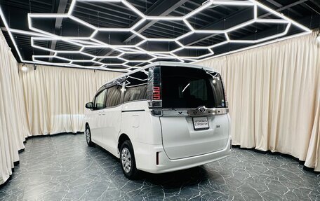 Toyota Voxy III, 2018 год, 2 199 999 рублей, 4 фотография