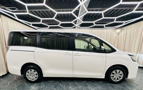 Toyota Voxy III, 2018 год, 2 199 999 рублей, 7 фотография